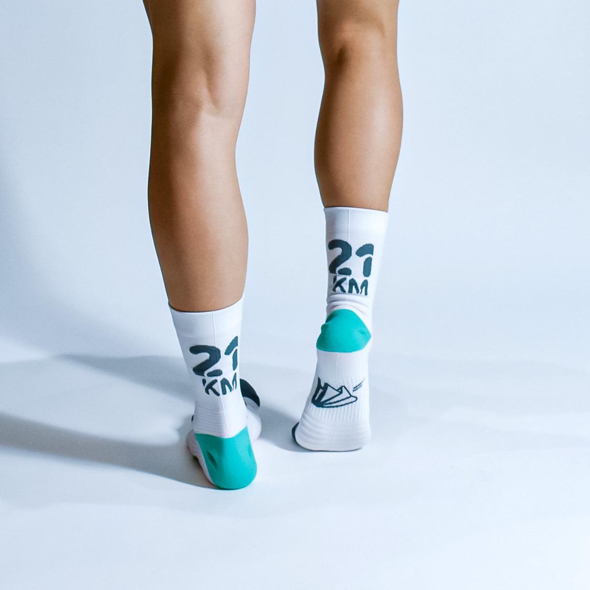 Calcetas 21 km Pro Performance para running, maratón y ciclismo. Con diseño técnico transpirable, compresión media y soporte en arco plantar, costura antiampollas.
