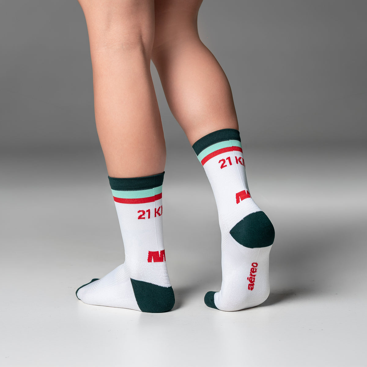 Calcetas 21 km Stripes Pro Performance para running, maratón y ciclismo. Con diseño técnico transpirable, compresión media y soporte en arco plantar, costura antiampollas.
