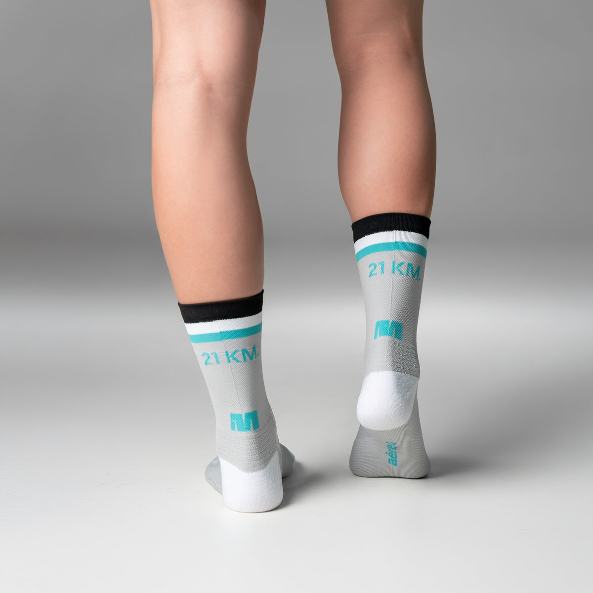 Calcetas 21 km Stripes Pro Performance para running, maratón y ciclismo. Con diseño técnico transpirable, compresión media y soporte en arco plantar, costura antiampollas.