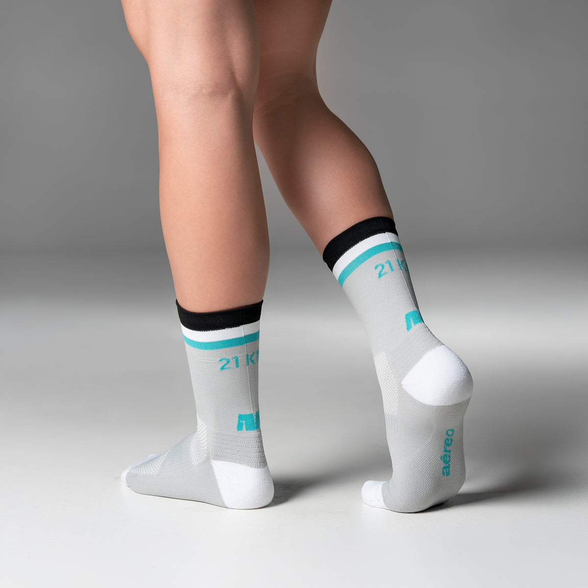 Calcetas 21 km Stripes Pro Performance para running, maratón y ciclismo. Con diseño técnico transpirable, compresión media y soporte en arco plantar, costura antiampollas.