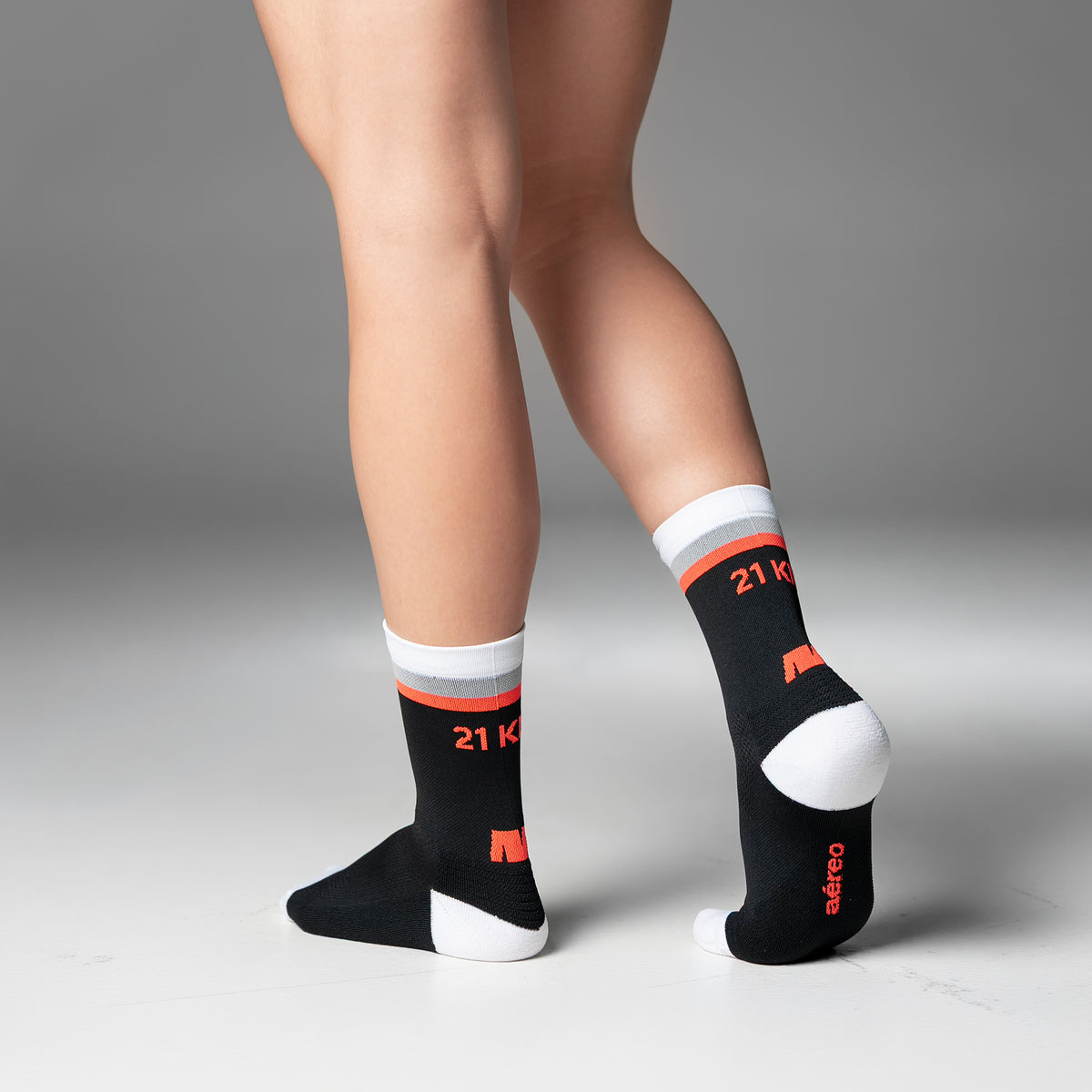Calcetas 21 km Stripes Pro Performance para running, maratón y ciclismo. Con diseño técnico transpirable, compresión media y soporte en arco plantar, costura antiampollas.