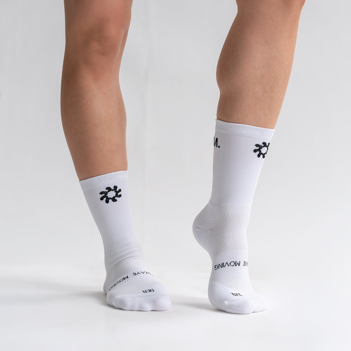 Calcetas 21 km Solace Pro Performance para running, maratón y ciclismo. Con diseño técnico transpirable, compresión media y soporte en arco plantar, costura antiampollas.