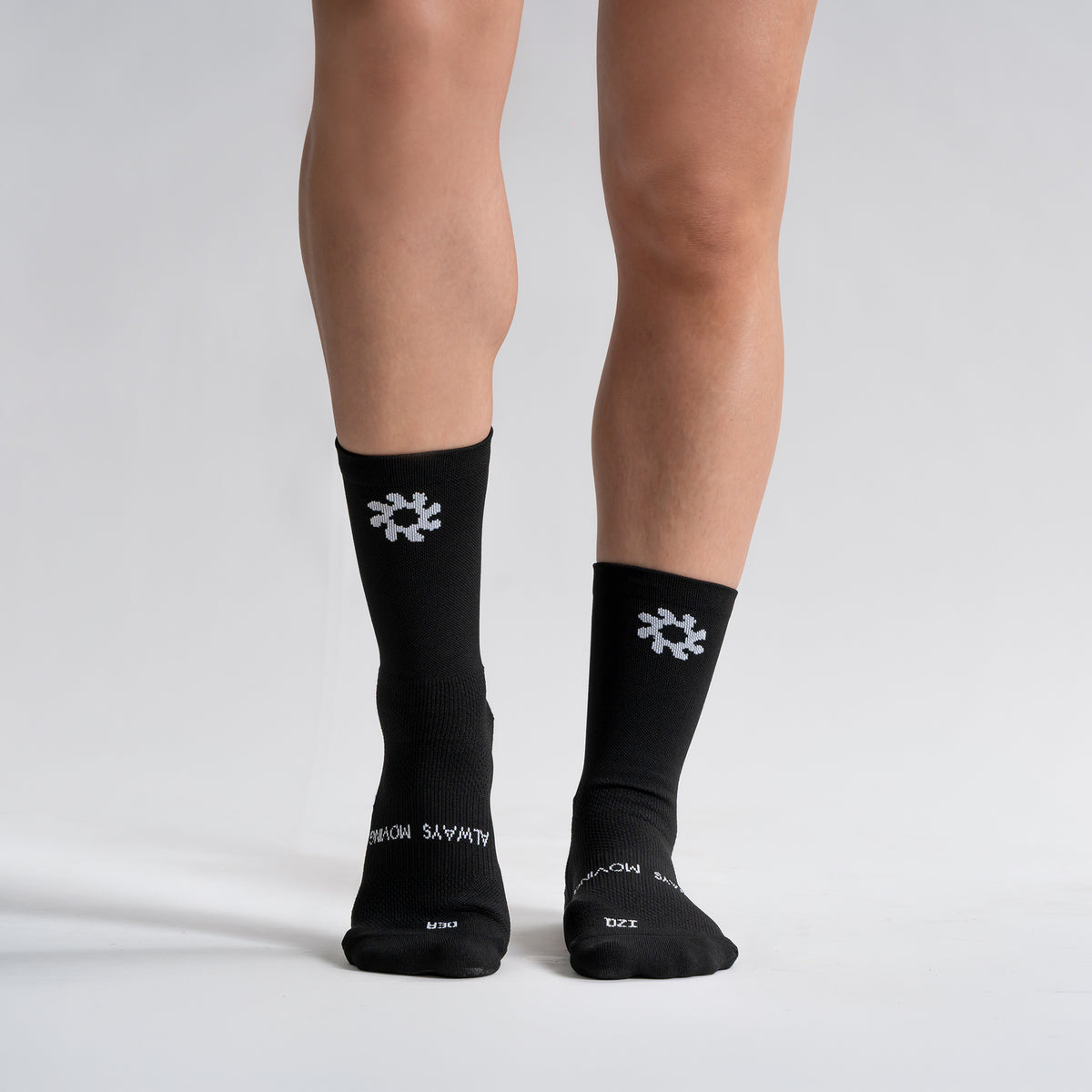 Calcetas 21 km Solace Pro Performance para running, maratón y ciclismo. Con diseño técnico transpirable, compresión media y soporte en arco plantar, costura antiampollas.