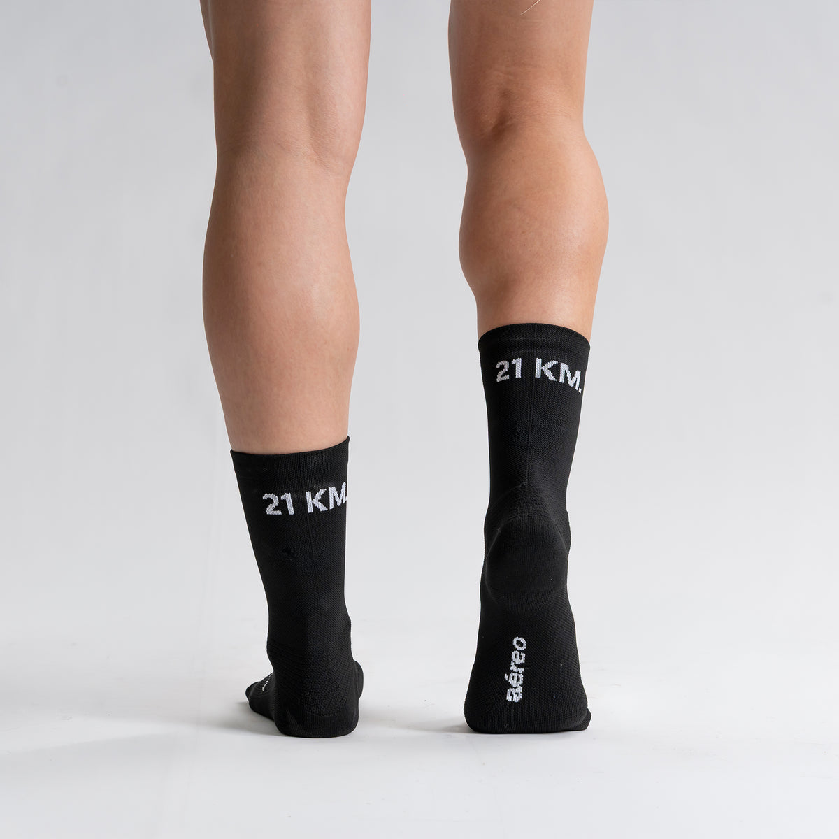 Calcetas 21 km Solace Pro Performance para running, maratón y ciclismo. Con diseño técnico transpirable, compresión media y soporte en arco plantar, costura antiampollas.