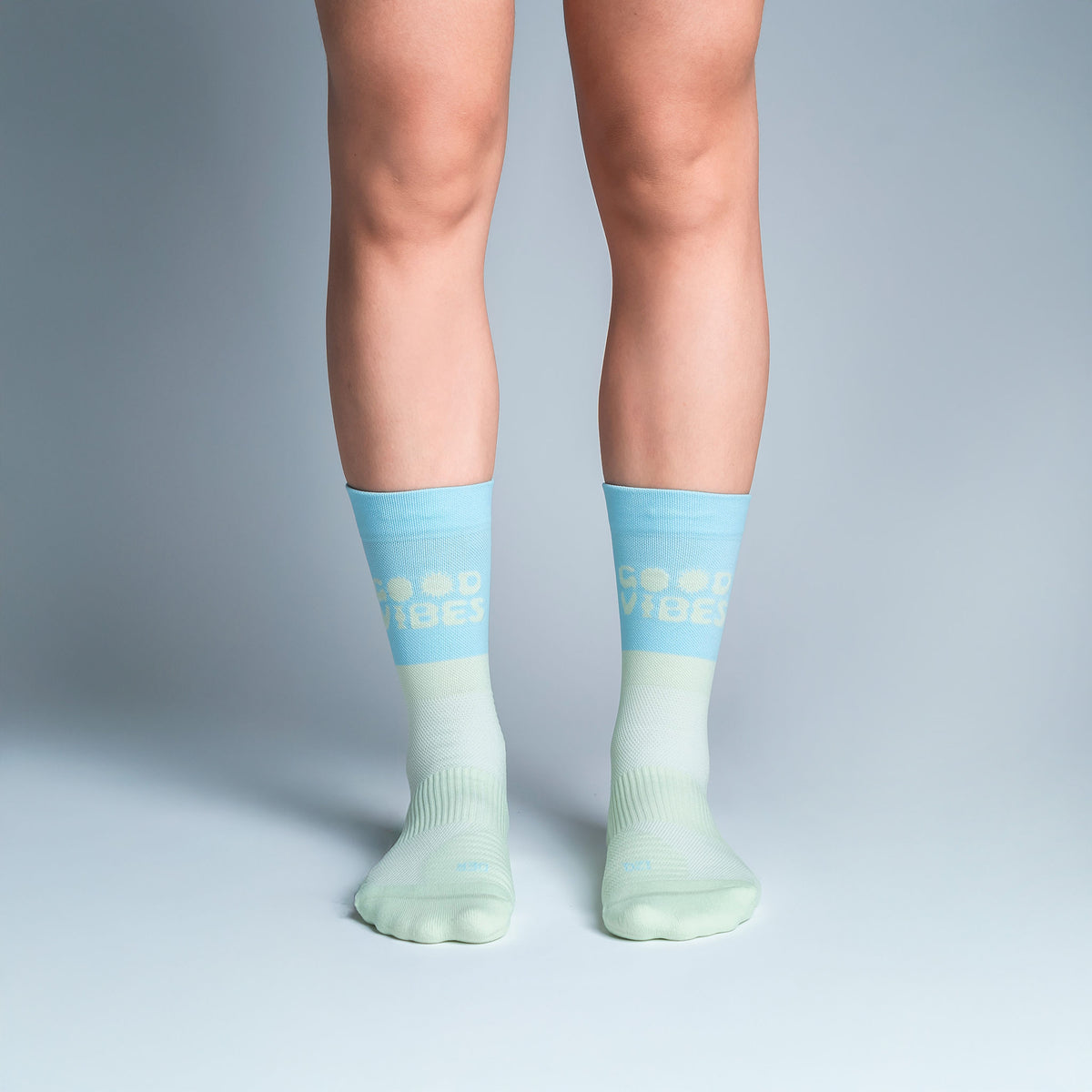 Calcetas Good Vibes Pro Performance para running, maratón y ciclismo. Con diseño técnico transpirable, compresión media y soporte en arco plantar, costura antiampollas.