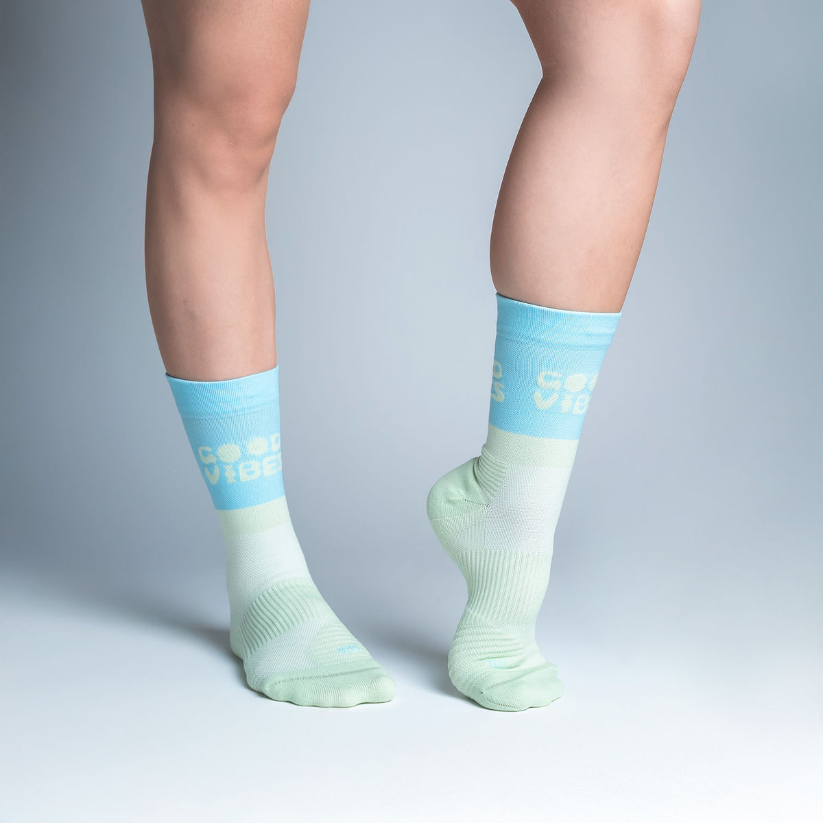 Calcetas Good Vibes Pro Performance para running, maratón y ciclismo. Con diseño técnico transpirable, compresión media y soporte en arco plantar, costura antiampollas.