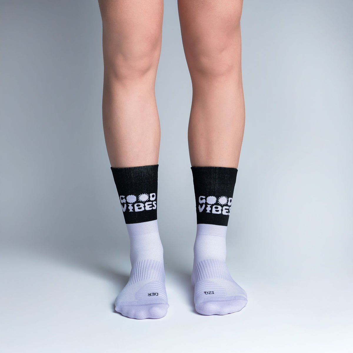 Calcetas Good Vibes Pro Performance para running, maratón y ciclismo. Con diseño técnico transpirable, compresión media y soporte en arco plantar, costura antiampollas.
