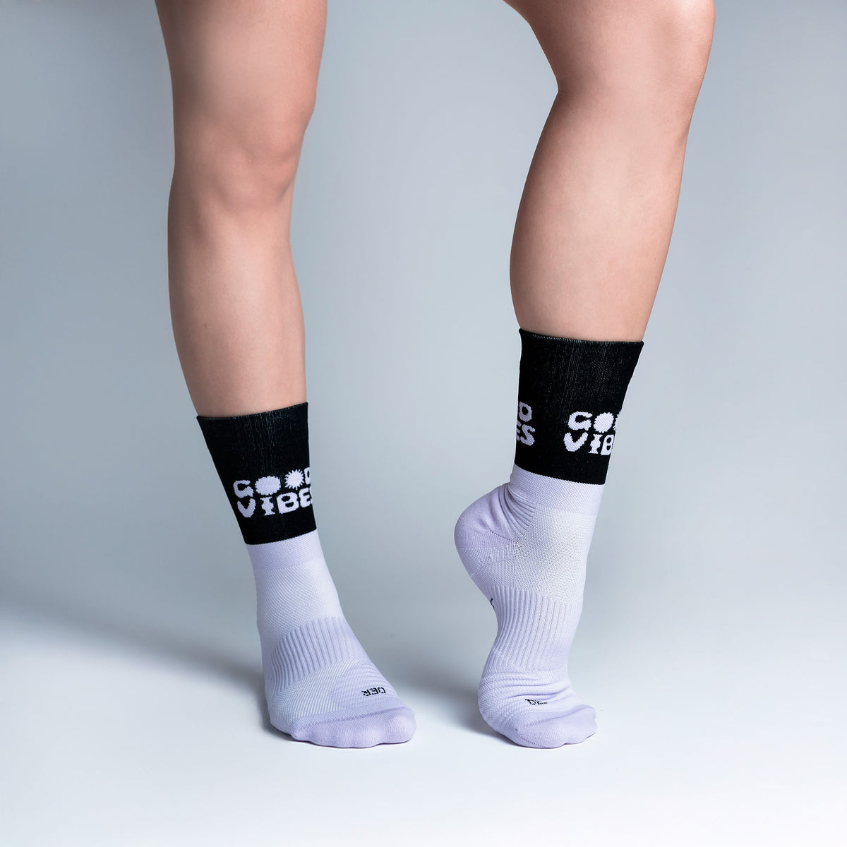 Calcetas Good Vibes Pro Performance para running, maratón y ciclismo. Con diseño técnico transpirable, compresión media y soporte en arco plantar, costura antiampollas.