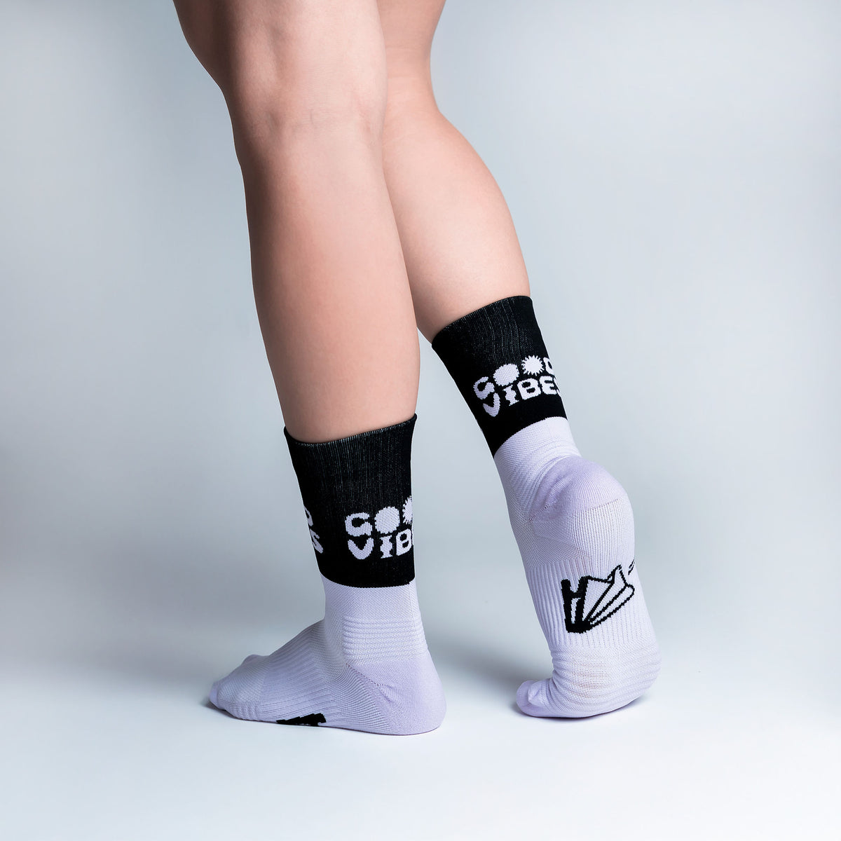 Calcetas Good Vibes Pro Performance para running, maratón y ciclismo. Con diseño técnico transpirable, compresión media y soporte en arco plantar, costura antiampollas.