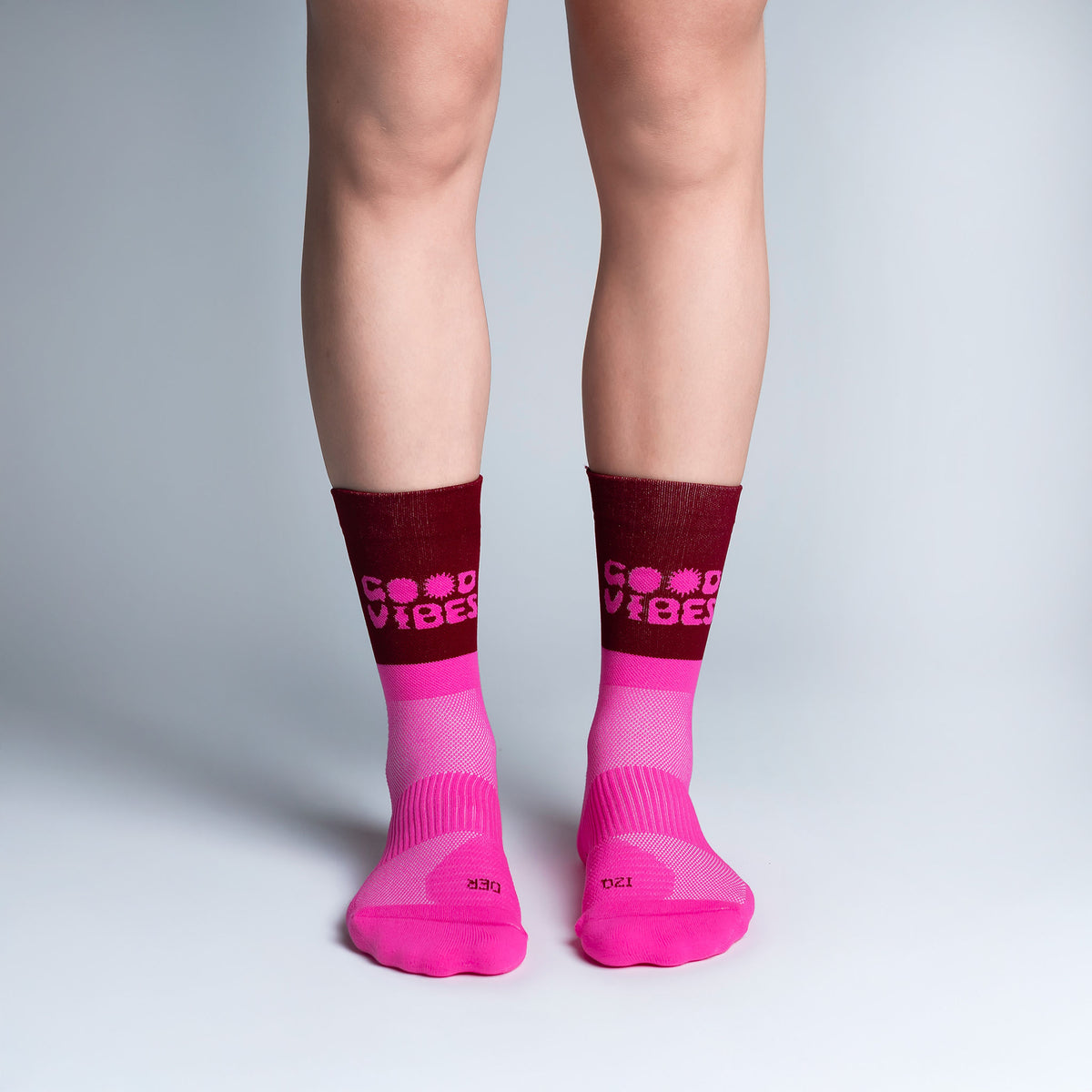Calcetas Good Vibes Pro Performance para running, maratón y ciclismo. Con diseño técnico transpirable, compresión media y soporte en arco plantar, costura antiampollas.