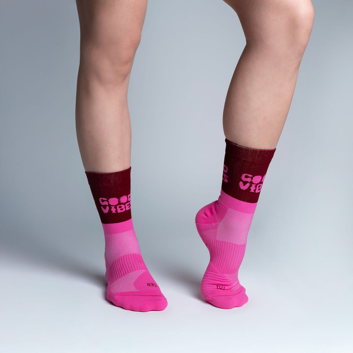 Calcetas Good Vibes Pro Performance para running, maratón y ciclismo. Con diseño técnico transpirable, compresión media y soporte en arco plantar, costura antiampollas.