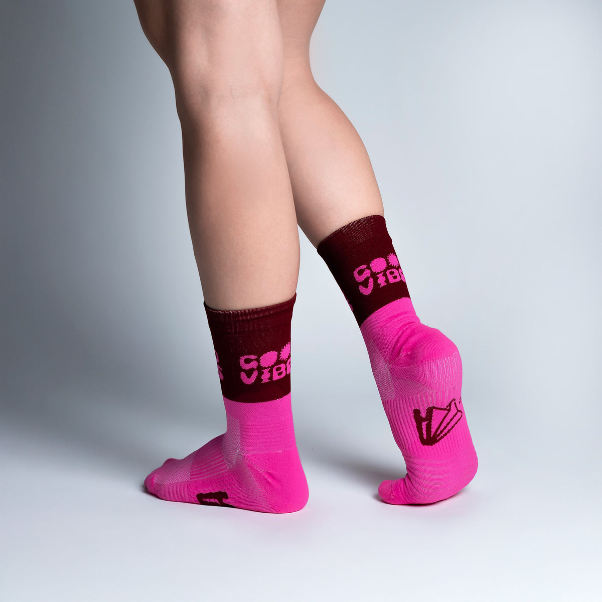 Calcetas Good Vibes Pro Performance para running, maratón y ciclismo. Con diseño técnico transpirable, compresión media y soporte en arco plantar, costura antiampollas.