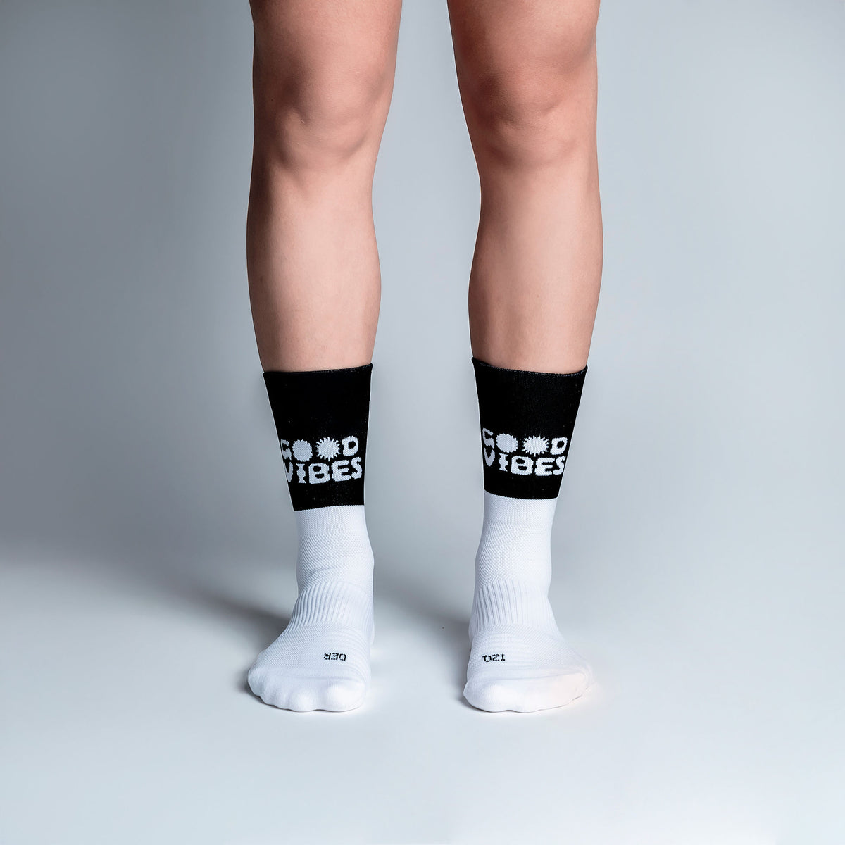 Calcetas Good Vibes Pro Performance para running, maratón y ciclismo. Con diseño técnico transpirable, compresión media y soporte en arco plantar, costura antiampollas.