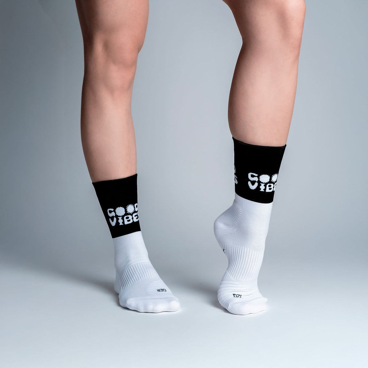 Calcetas Good Vibes Pro Performance para running, maratón y ciclismo. Con diseño técnico transpirable, compresión media y soporte en arco plantar, costura antiampollas.