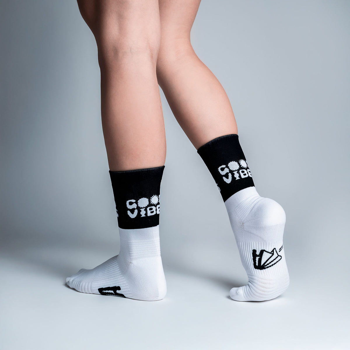 Calcetas Good Vibes Pro Performance para running, maratón y ciclismo. Con diseño técnico transpirable, compresión media y soporte en arco plantar, costura antiampollas.