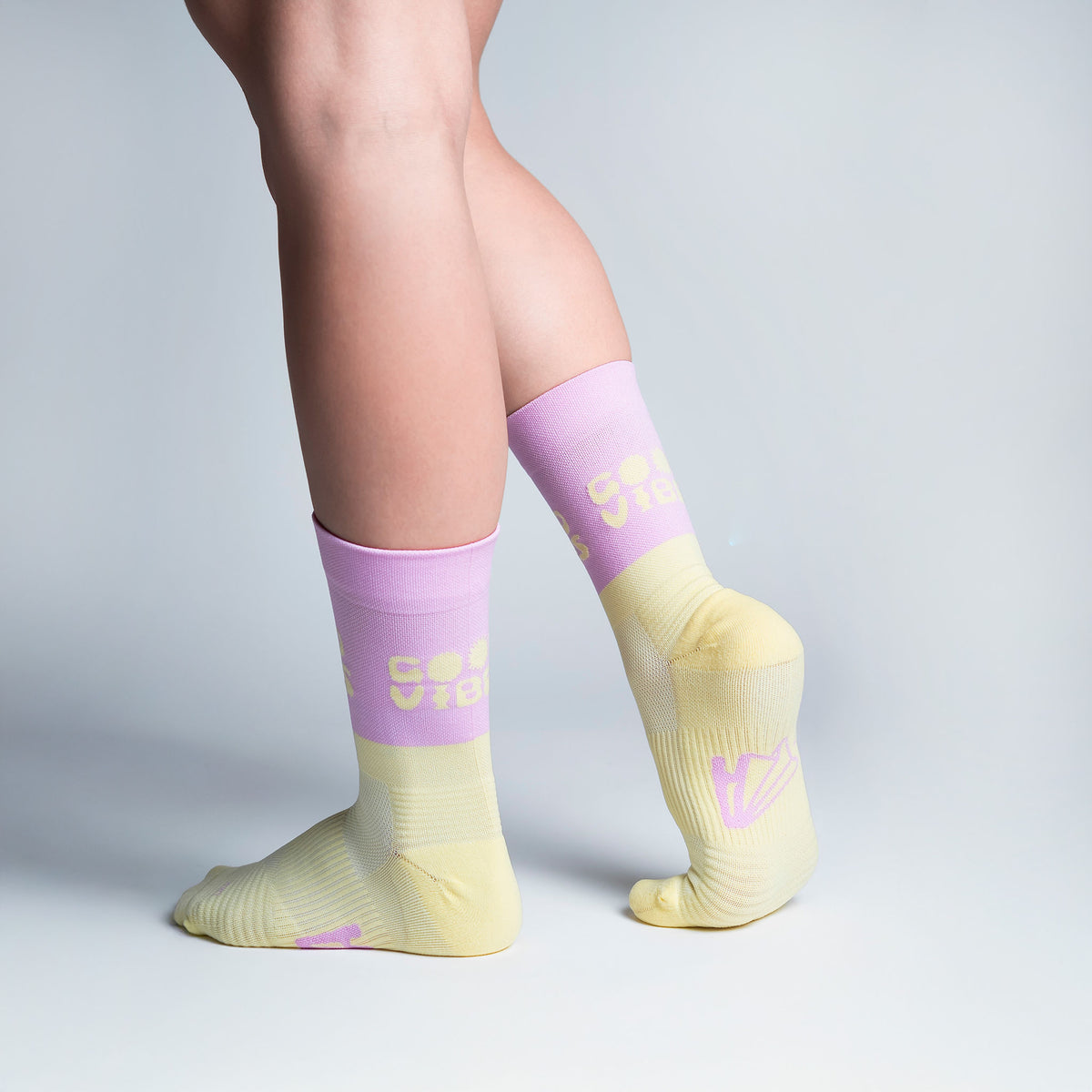 Calcetas Good Vibes Pro Performance para running, maratón y ciclismo. Con diseño técnico transpirable, compresión media y soporte en arco plantar, costura antiampollas.