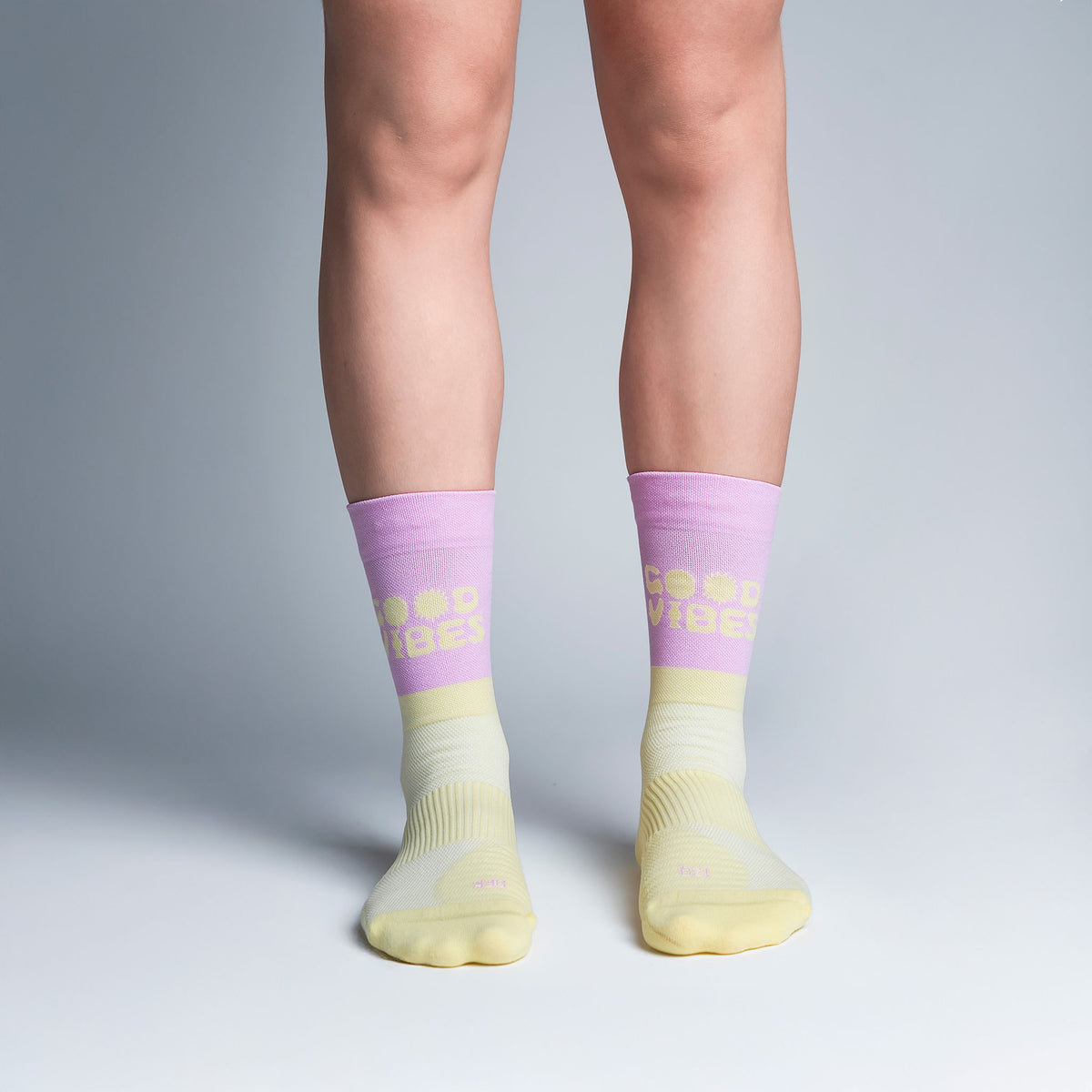 Calcetas Good Vibes Pro Performance para running, maratón y ciclismo. Con diseño técnico transpirable, compresión media y soporte en arco plantar, costura antiampollas.