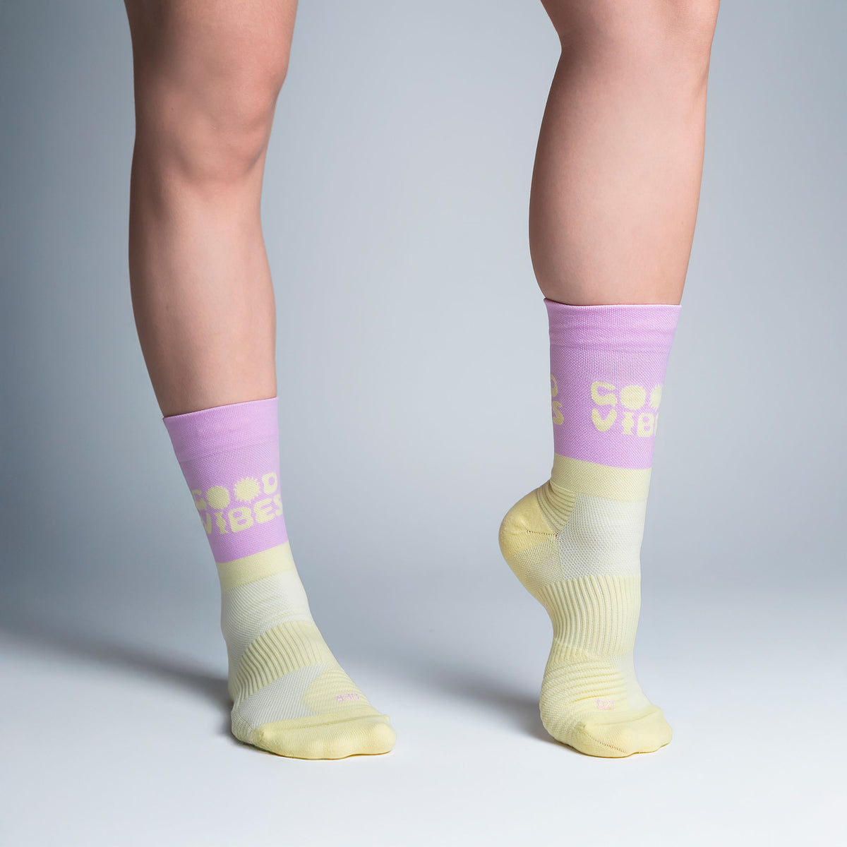 Calcetas Good Vibes Pro Performance para running, maratón y ciclismo. Con diseño técnico transpirable, compresión media y soporte en arco plantar, costura antiampollas.
