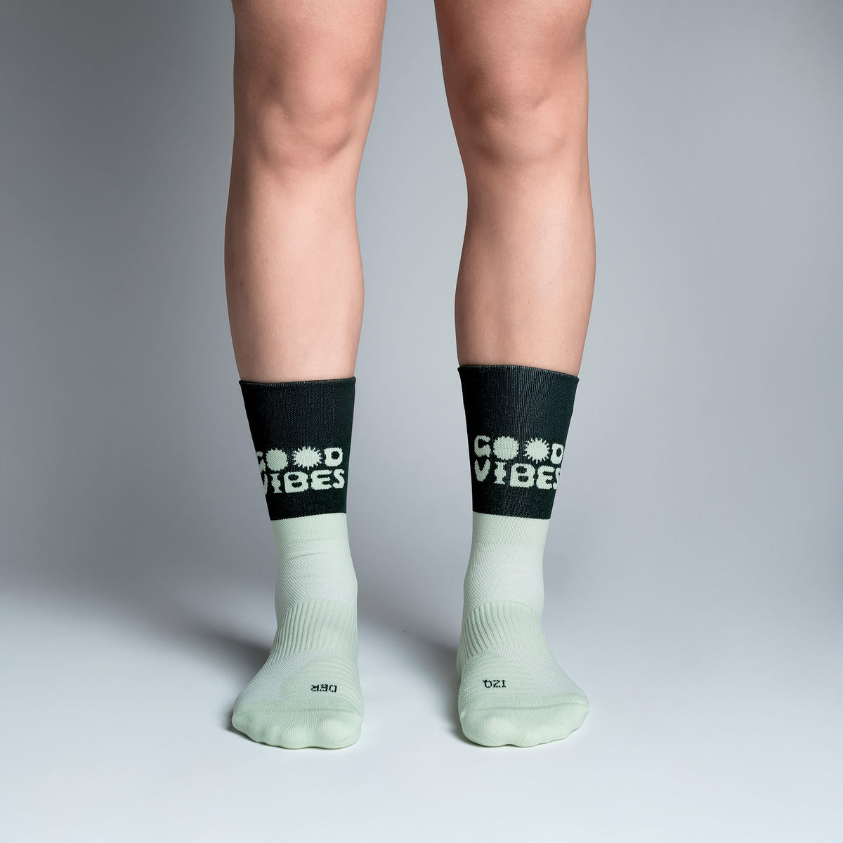 Calcetas Good Vibes Pro Performance para running, maratón y ciclismo. Con diseño técnico transpirable, compresión media y soporte en arco plantar, costura antiampollas.