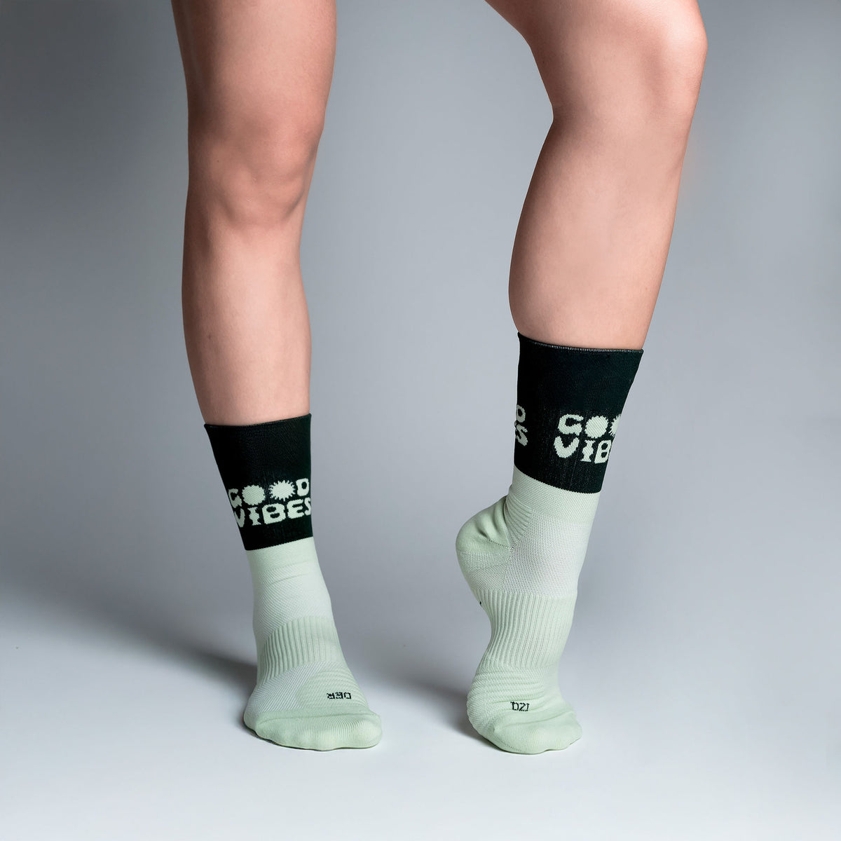 Calcetas Good Vibes Pro Performance para running, maratón y ciclismo. Con diseño técnico transpirable, compresión media y soporte en arco plantar, costura antiampollas.