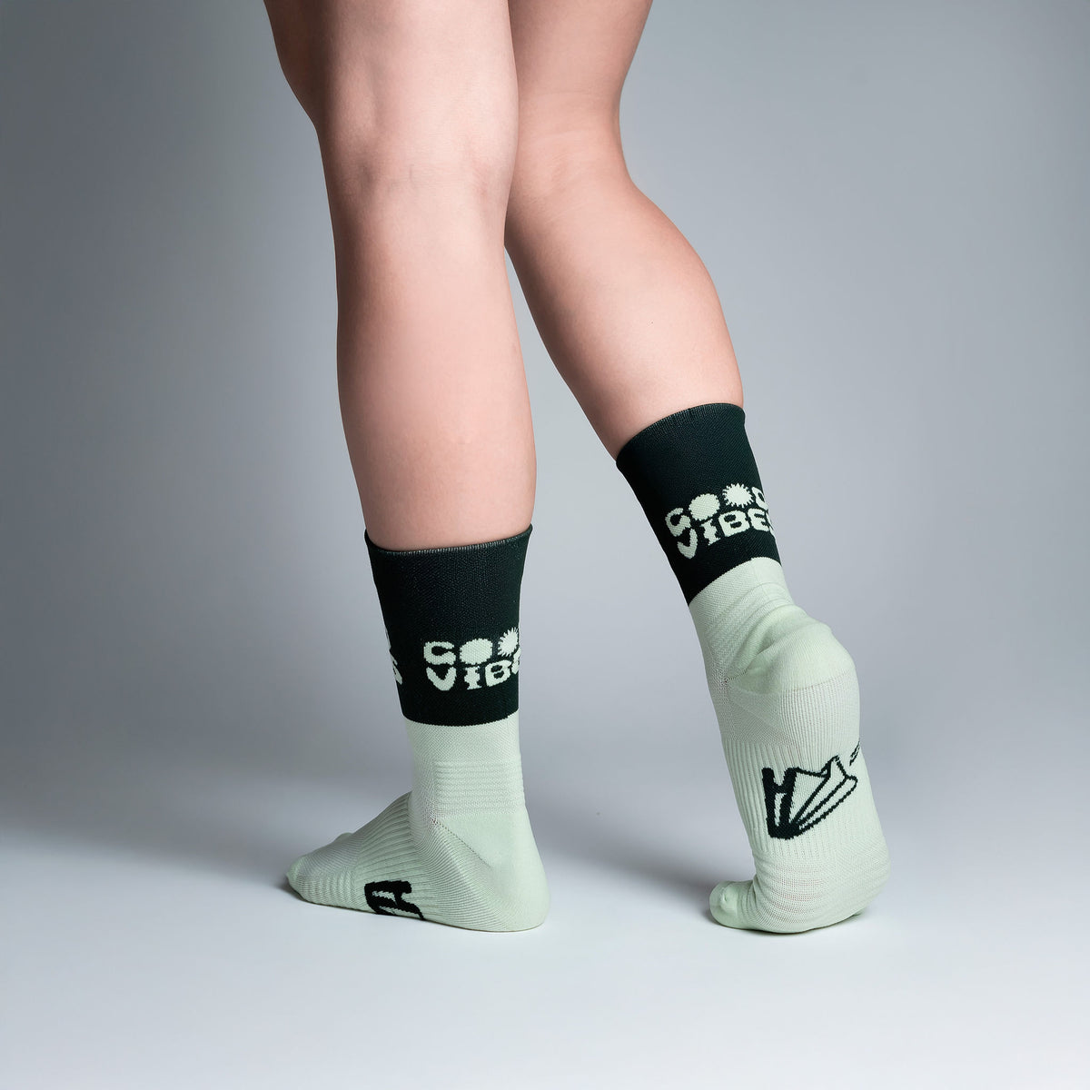 Calcetas Good Vibes Pro Performance para running, maratón y ciclismo. Con diseño técnico transpirable, compresión media y soporte en arco plantar, costura antiampollas.
