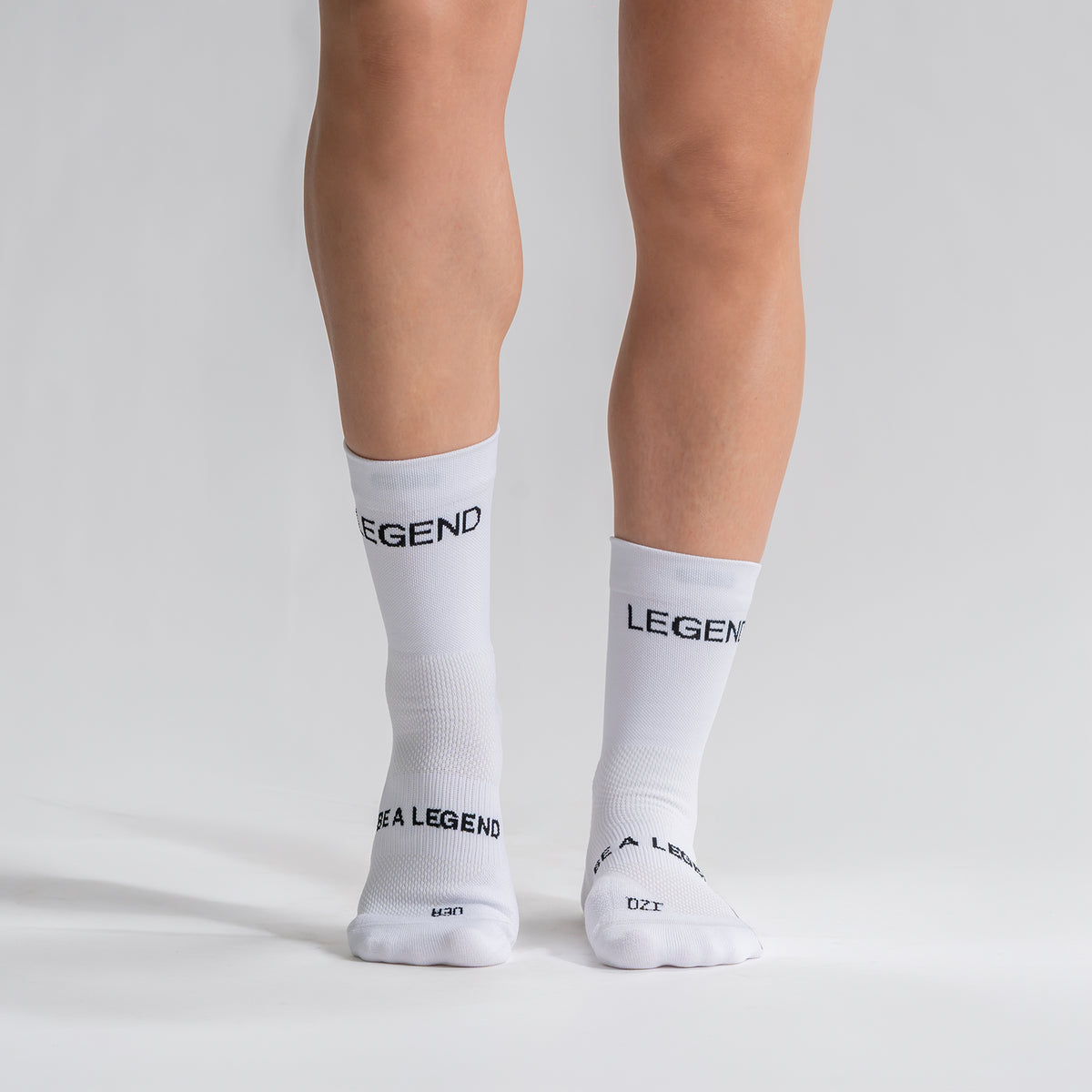 Calcetas Legend Pro Performance para running, maratón y ciclismo. Con diseño técnico transpirable, compresión media y soporte en arco plantar, costura antiampollas.