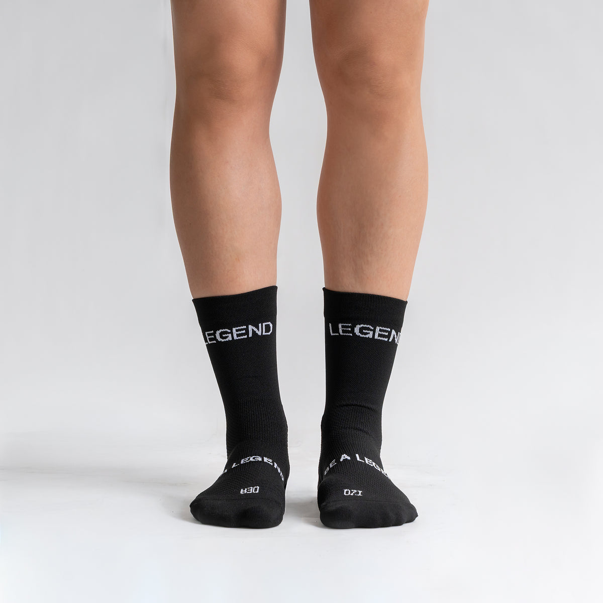 Calcetas Legend Pro Performance para running, maratón y ciclismo. Con diseño técnico transpirable, compresión media y soporte en arco plantar, costura antiampollas.