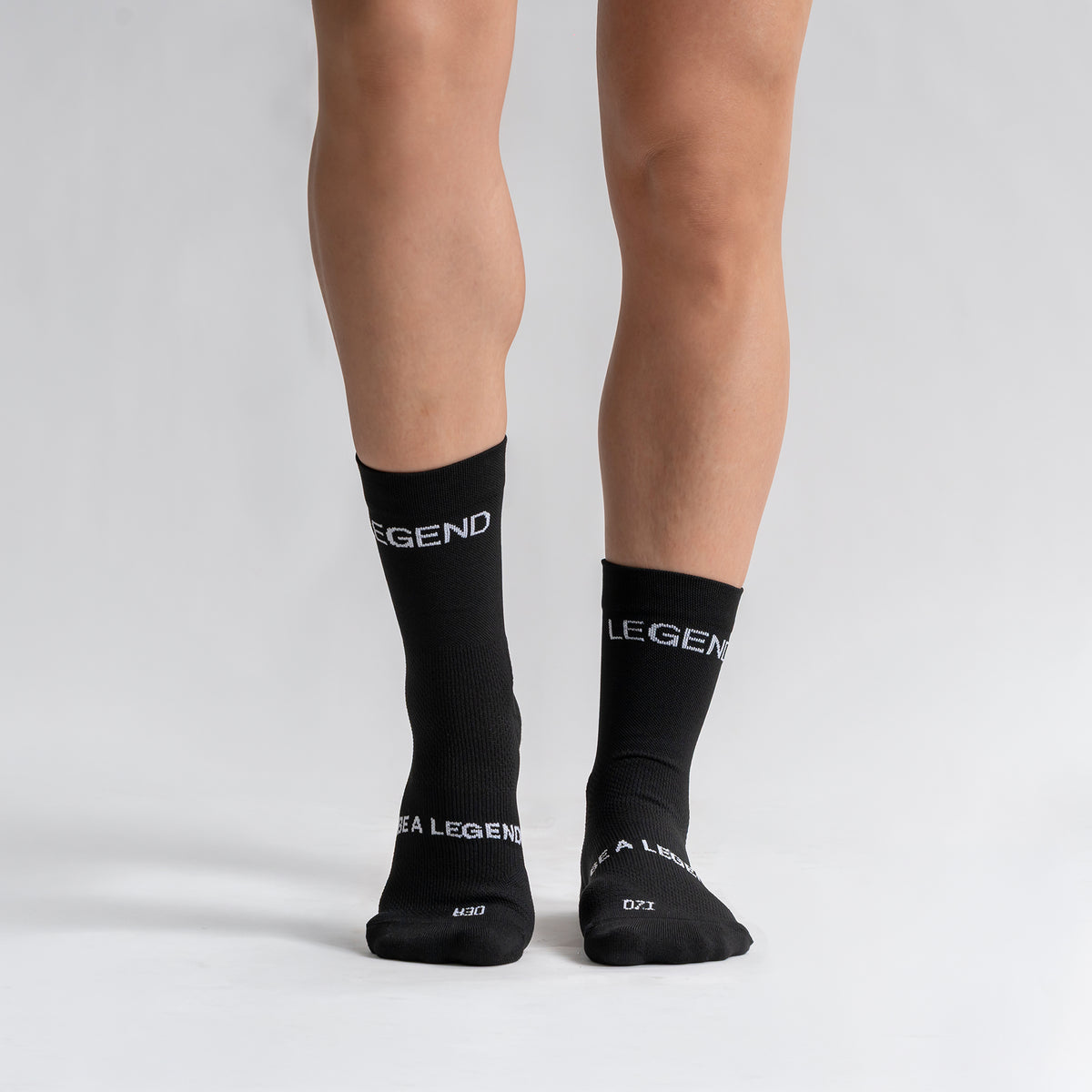 Calcetas Legend Pro Performance para running, maratón y ciclismo. Con diseño técnico transpirable, compresión media y soporte en arco plantar, costura antiampollas.