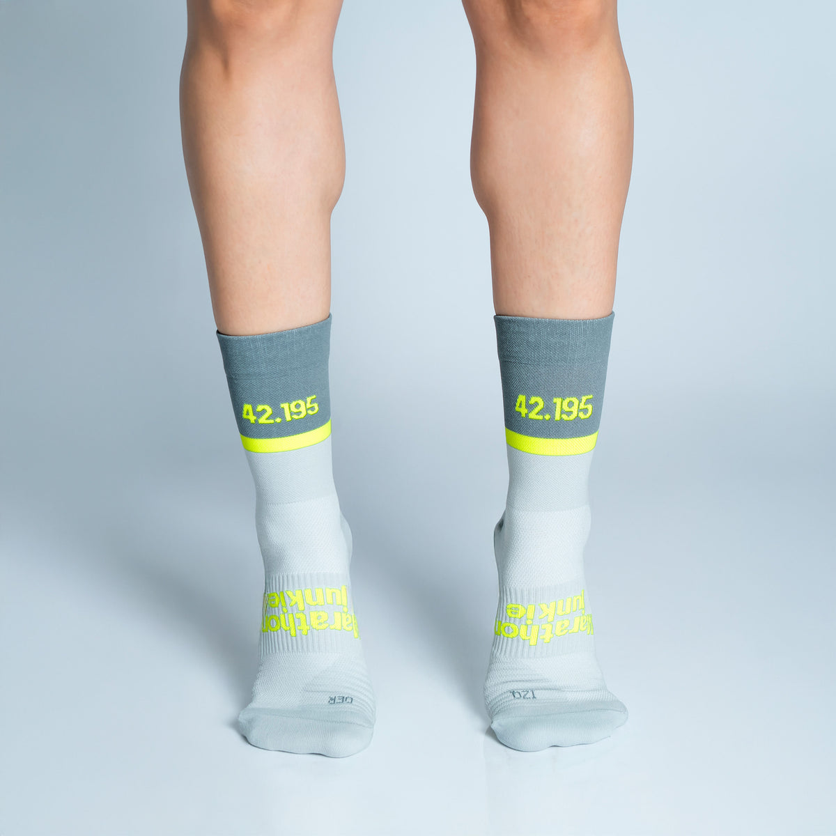 Calcetas Marathon Junkie Pro Performance para running, maratón y ciclismo. Con diseño técnico transpirable, compresión media y soporte en arco plantar, costura antiampollas.