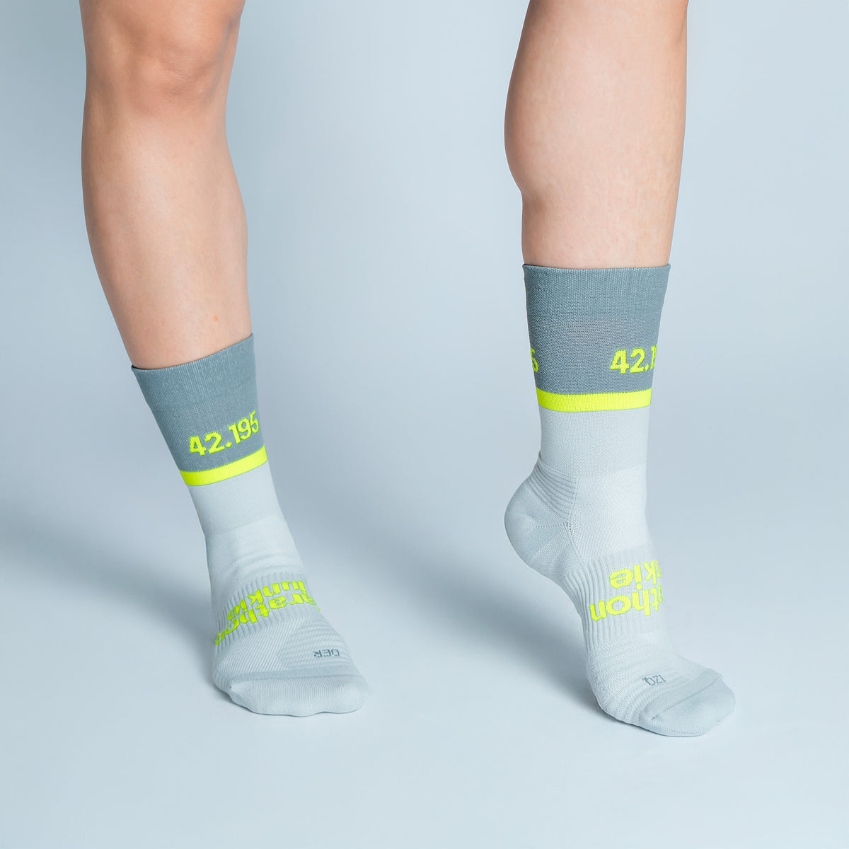 Calcetas Marathon Junkie Pro Performance para running, maratón y ciclismo. Con diseño técnico transpirable, compresión media y soporte en arco plantar, costura antiampollas.