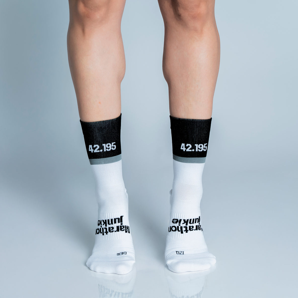 Calcetas Marathon Junkie Pro Performance para running, maratón y ciclismo. Con diseño técnico transpirable, compresión media y soporte en arco plantar, costura antiampollas.