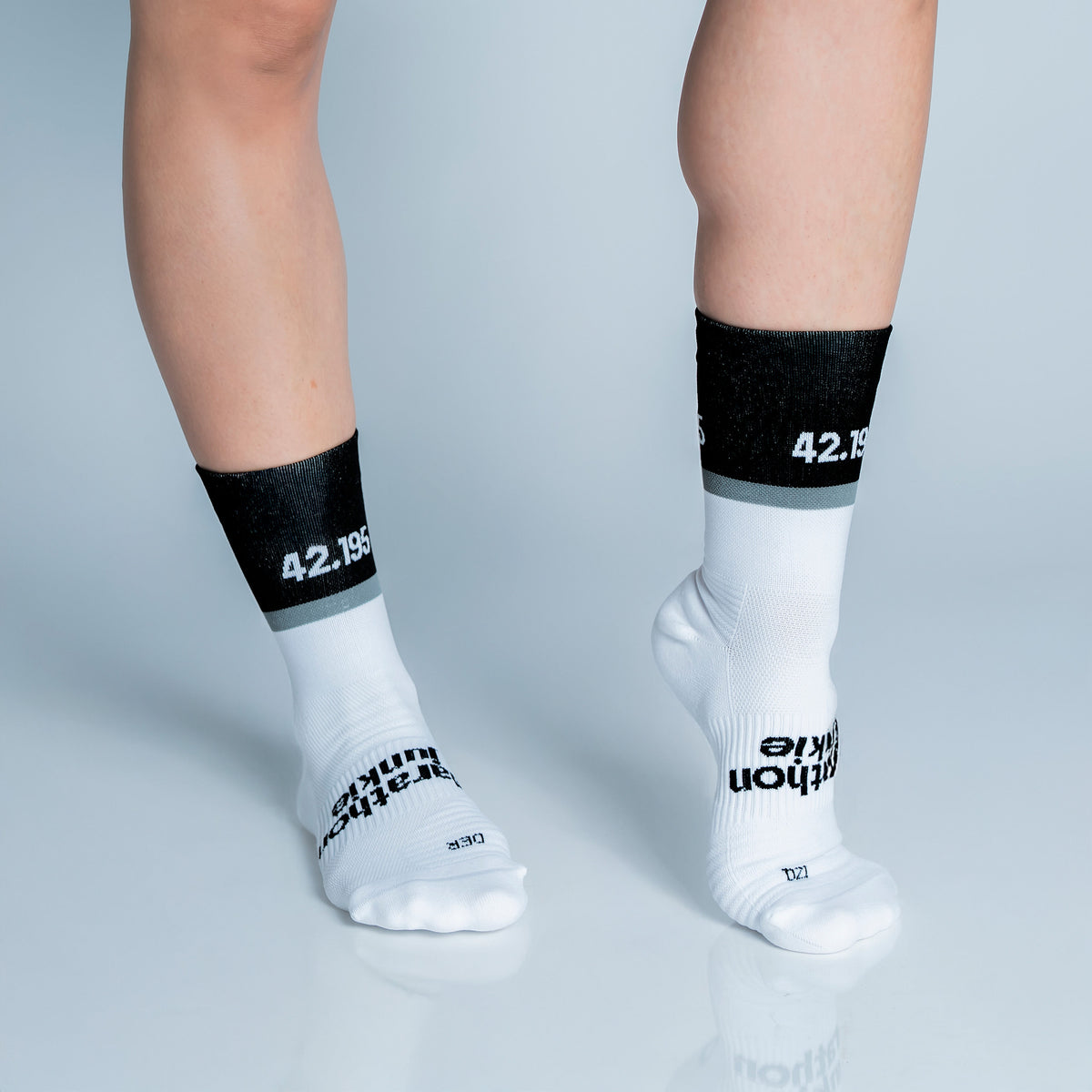 Calcetas Marathon Junkie Pro Performance para running, maratón y ciclismo. Con diseño técnico transpirable, compresión media y soporte en arco plantar, costura antiampollas.