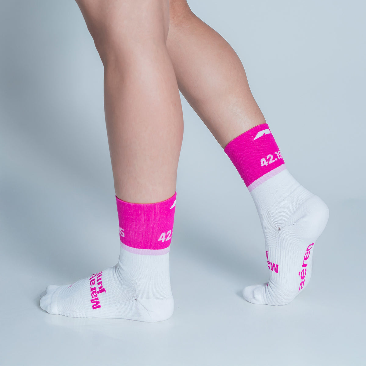 Calcetas Marathon Junkie Pro Performance para running, maratón y ciclismo. Con diseño técnico transpirable, compresión media y soporte en arco plantar, costura antiampollas.