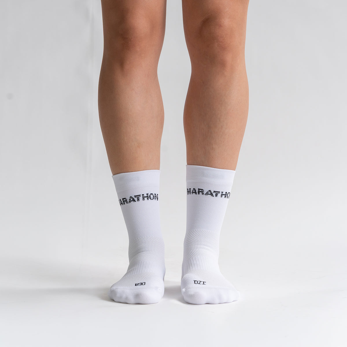 Calcetas Marathon Pro Performance para running, maratón y ciclismo. Con diseño técnico transpirable, compresión media y soporte en arco plantar, costura antiampollas.