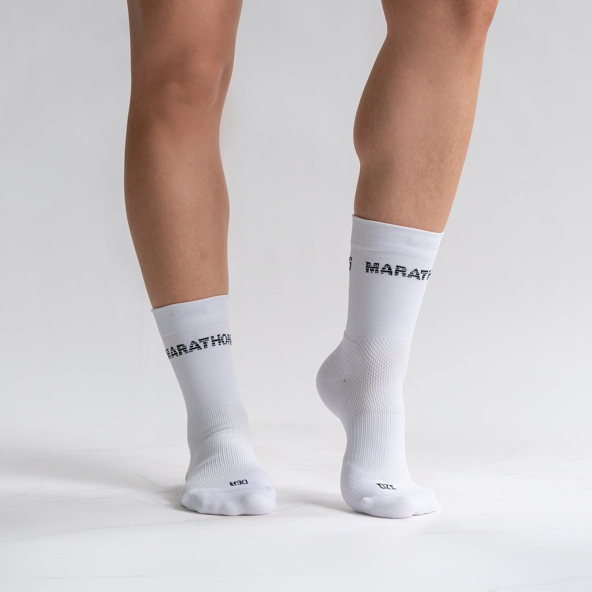 Calcetas Marathon Pro Performance para running, maratón y ciclismo. Con diseño técnico transpirable, compresión media y soporte en arco plantar, costura antiampollas.