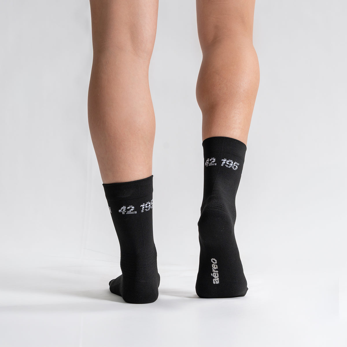 Calcetas Marathon Pro Performance para running, maratón y ciclismo. Con diseño técnico transpirable, compresión media y soporte en arco plantar, costura antiampollas.