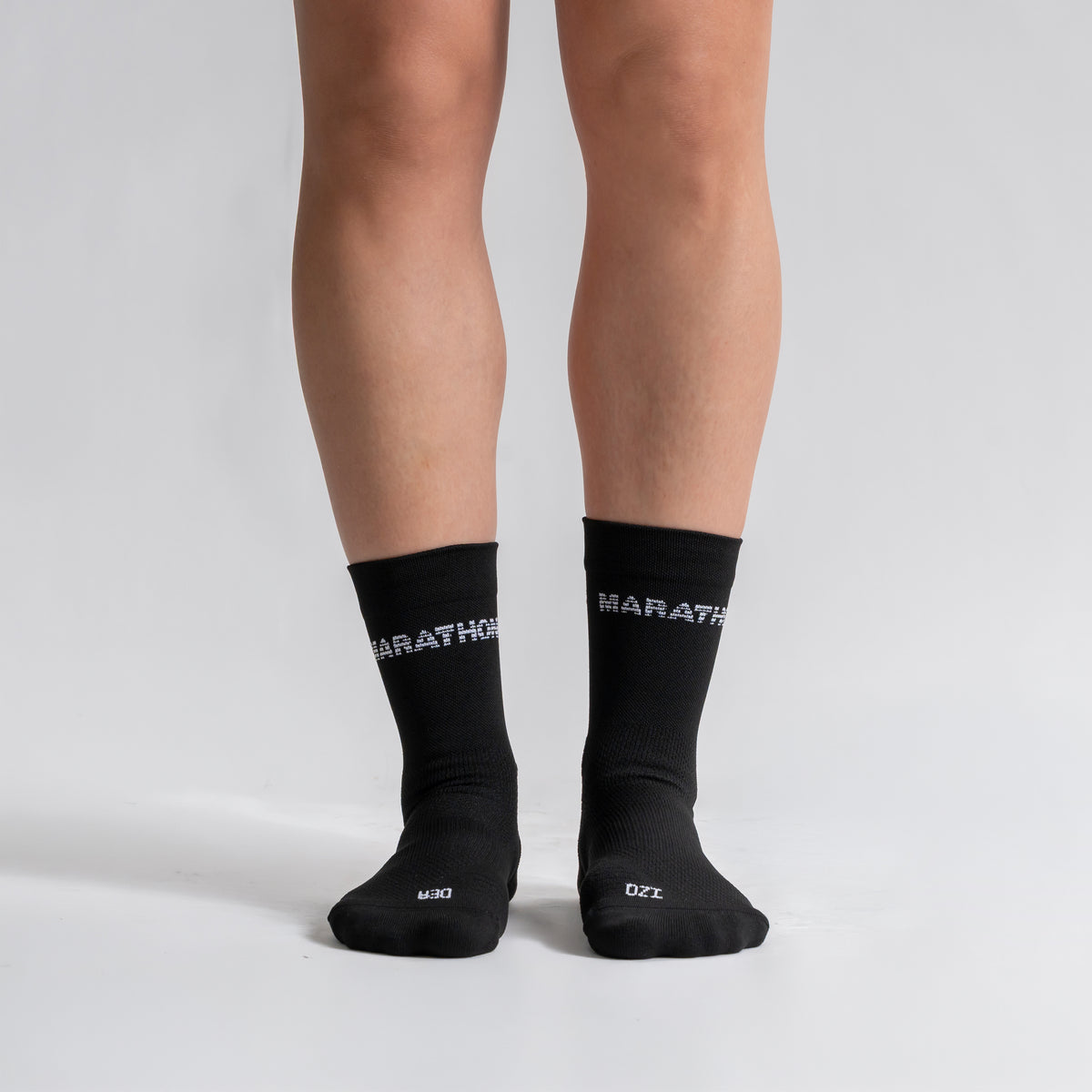 Calcetas Marathon Pro Performance para running, maratón y ciclismo. Con diseño técnico transpirable, compresión media y soporte en arco plantar, costura antiampollas.