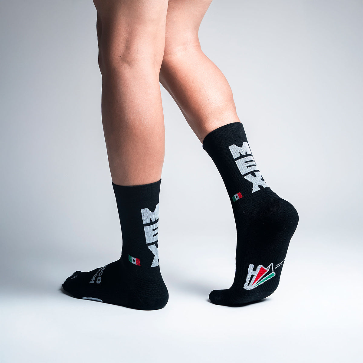 Calcetas Mex Pro Performance para running, maratón y ciclismo. Con diseño técnico transpirable, compresión media y soporte en arco plantar, costura antiampollas.