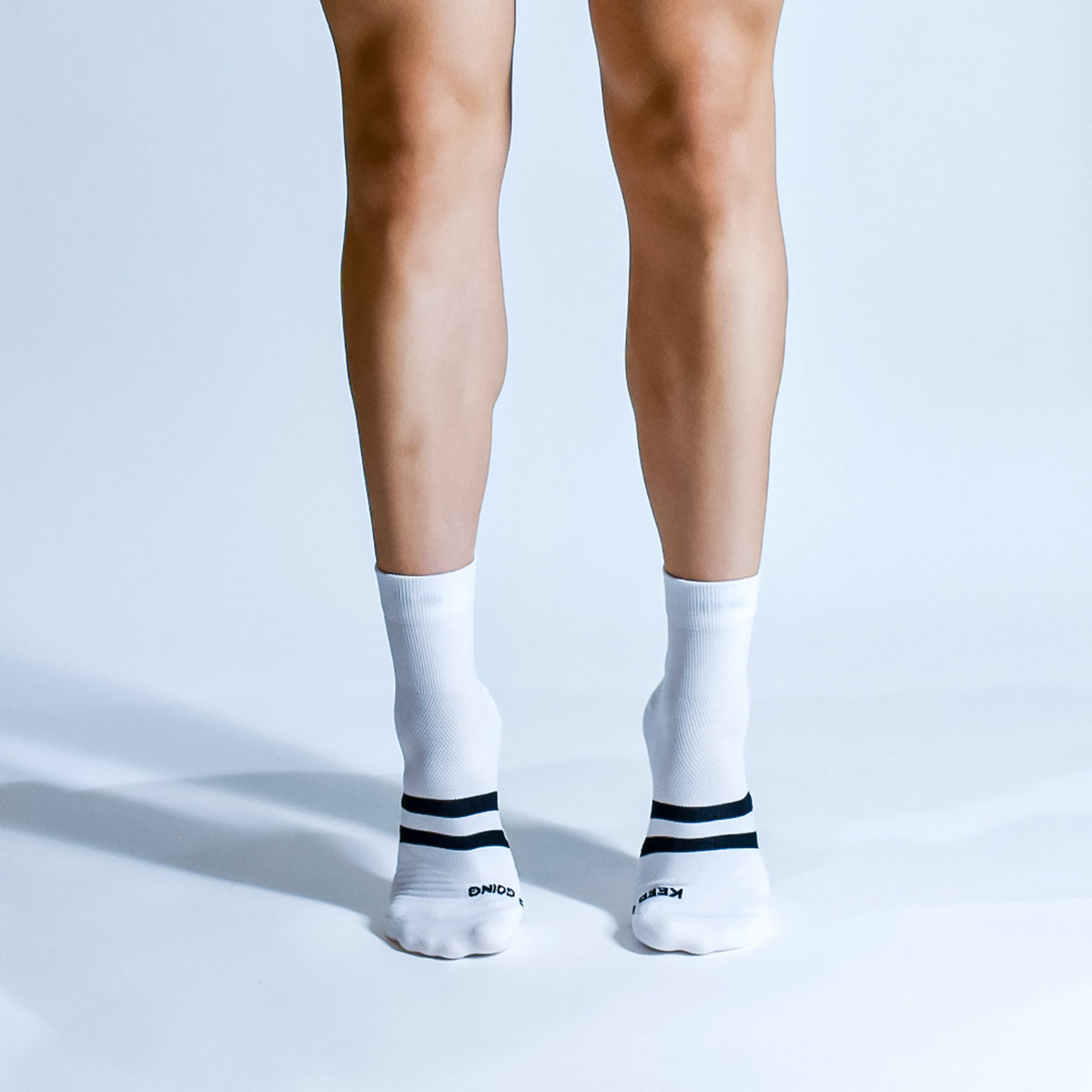 Calcetas Mini Pro Performance para running, maratón y ciclismo. Con diseño técnico transpirable, compresión media y soporte en arco plantar, costura antiampollas.