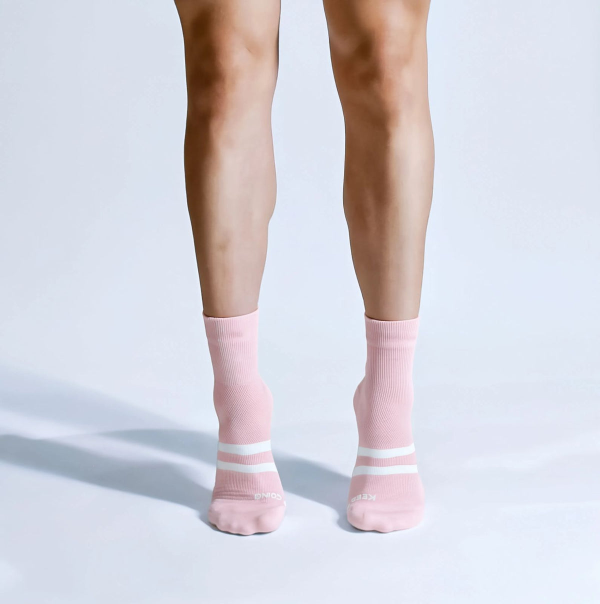 Calcetas Mini Pro Performance para running, maratón y ciclismo. Con diseño técnico transpirable, compresión media y soporte en arco plantar, costura antiampollas.