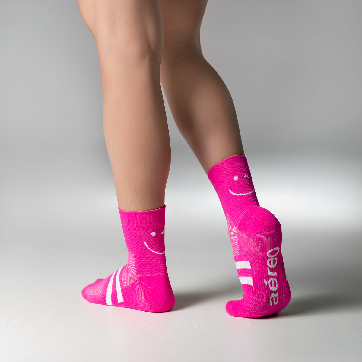 Calcetas Mini Smiles Pro Performance para running, maratón y ciclismo. Con diseño técnico transpirable, compresión media y soporte en arco plantar, costura antiampollas.