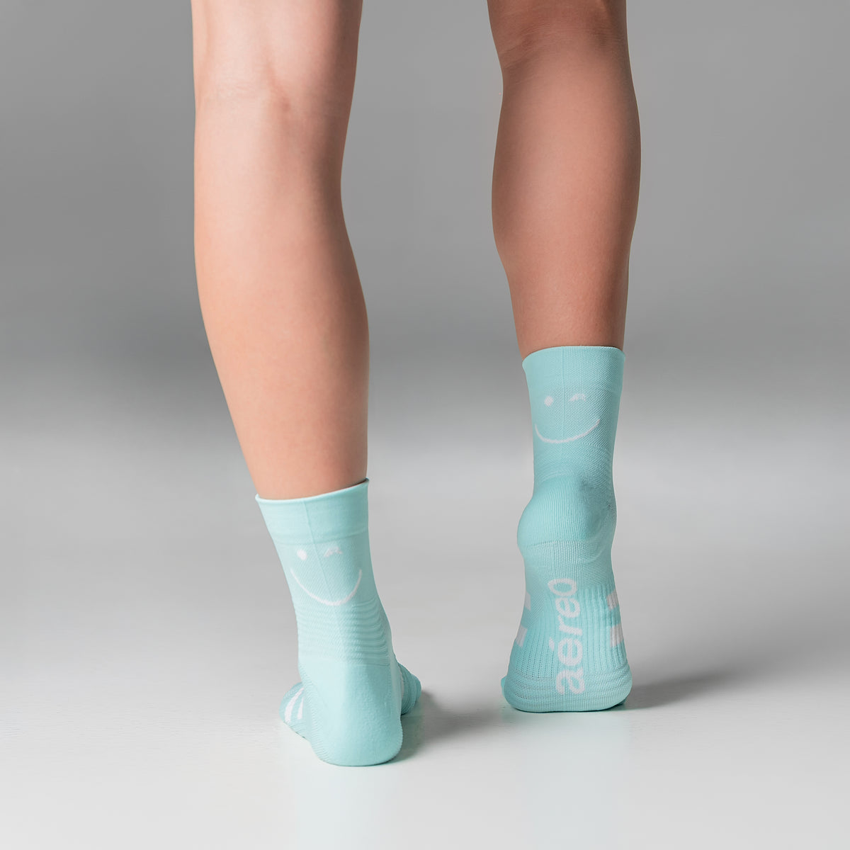 Calcetas Mini Smiles Pro Performance para running, maratón y ciclismo. Con diseño técnico transpirable, compresión media y soporte en arco plantar, costura antiampollas.