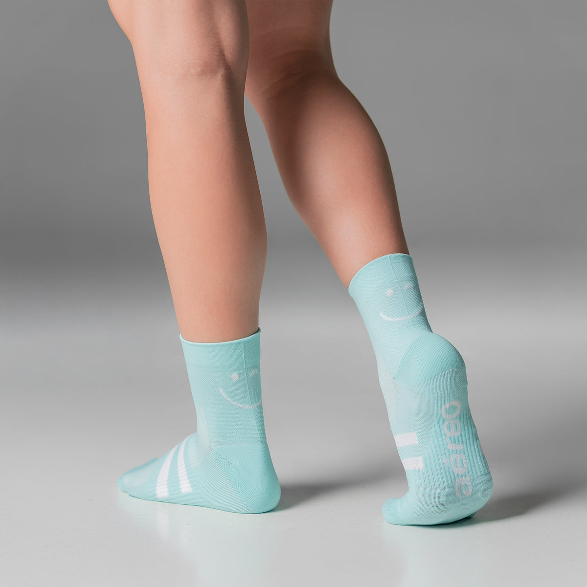 Calcetas Mini Smiles Pro Performance para running, maratón y ciclismo. Con diseño técnico transpirable, compresión media y soporte en arco plantar, costura antiampollas.