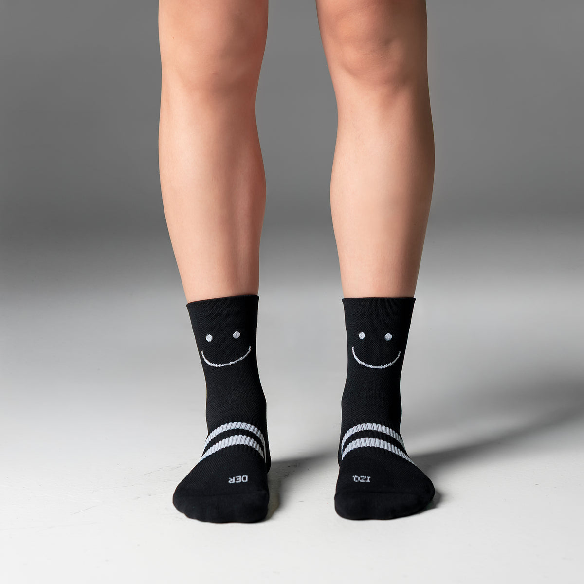 Calcetas Mini Smiles Pro Performance para running, maratón y ciclismo. Con diseño técnico transpirable, compresión media y soporte en arco plantar, costura antiampollas.