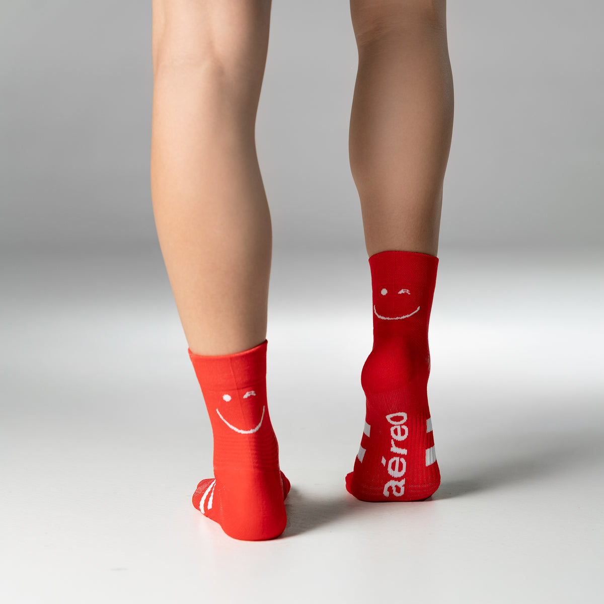 Calcetas Mini Smiles Pro Performance para running, maratón y ciclismo. Con diseño técnico transpirable, compresión media y soporte en arco plantar, costura antiampollas.