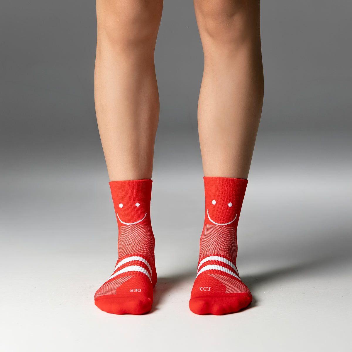Calcetas Mini Smiles Pro Performance para running, maratón y ciclismo. Con diseño técnico transpirable, compresión media y soporte en arco plantar, costura antiampollas.