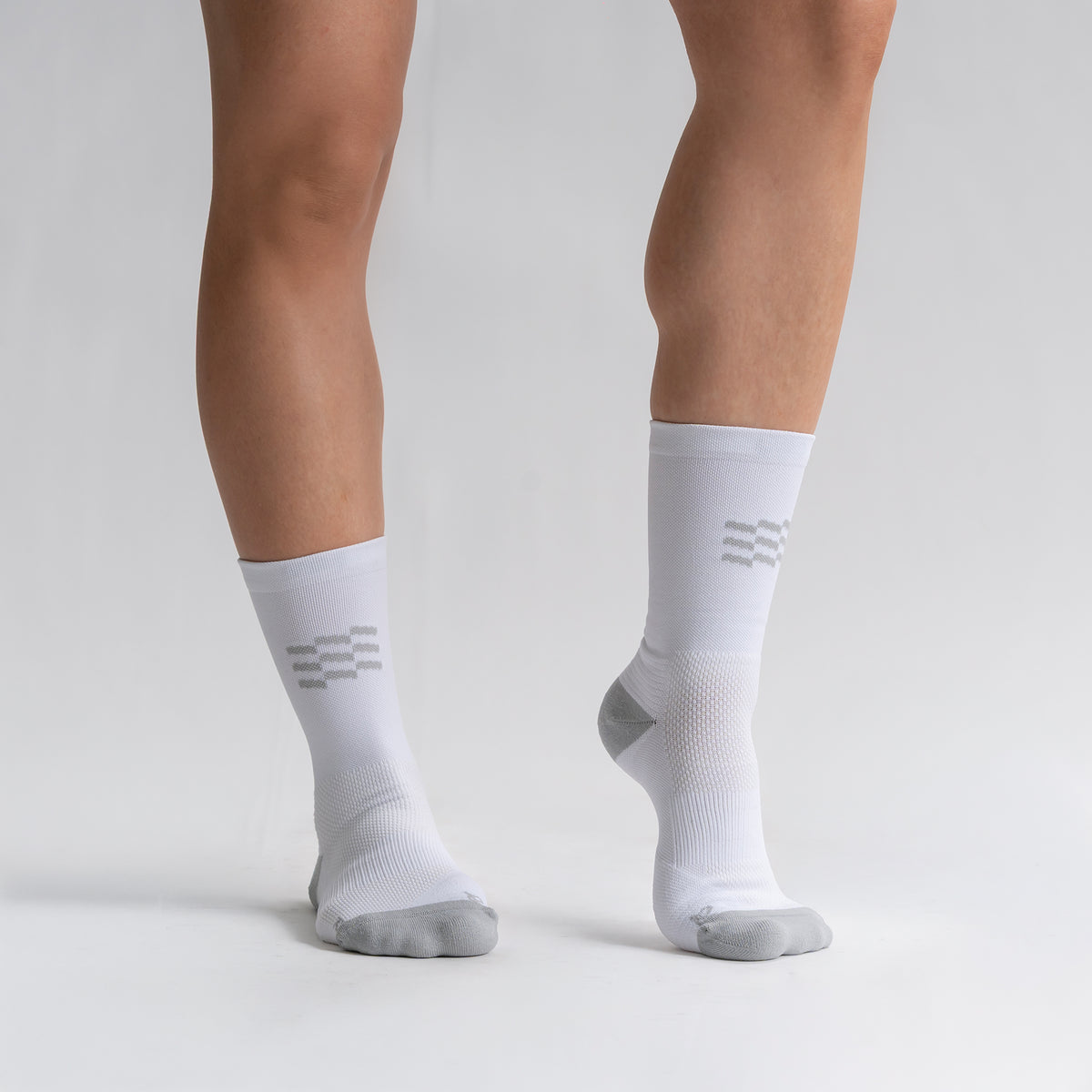 Calcetas Raceday Pro Performance para running, maratón y ciclismo. Con diseño técnico transpirable, compresión media y soporte en arco plantar, costura antiampollas.