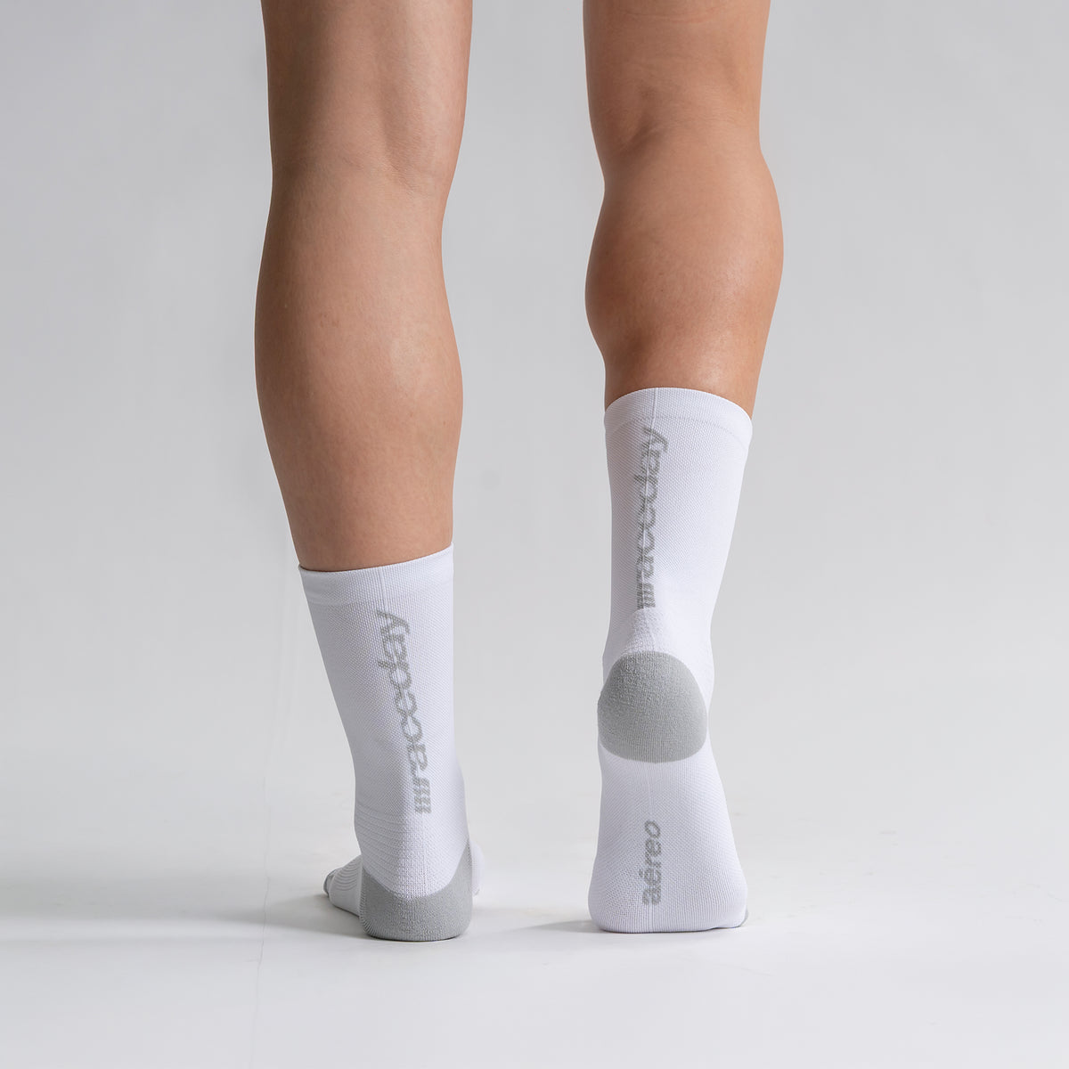 Calcetas Raceday Pro Performance para running, maratón y ciclismo. Con diseño técnico transpirable, compresión media y soporte en arco plantar, costura antiampollas.
