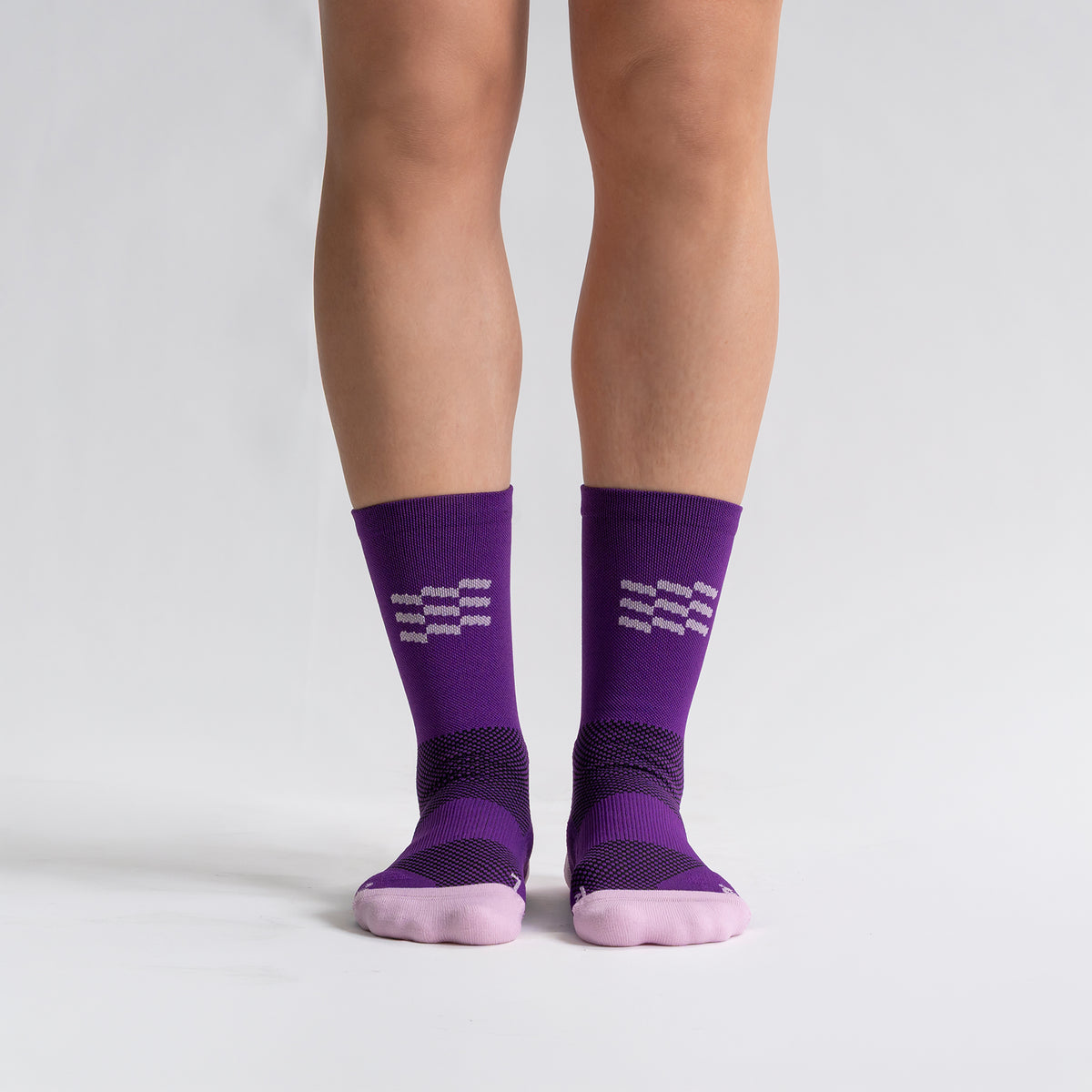 Calcetas Raceday Pro Performance para running, maratón y ciclismo. Con diseño técnico transpirable, compresión media y soporte en arco plantar, costura antiampollas.