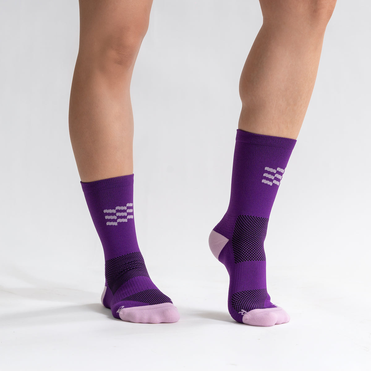 Calcetas Raceday Pro Performance para running, maratón y ciclismo. Con diseño técnico transpirable, compresión media y soporte en arco plantar, costura antiampollas.